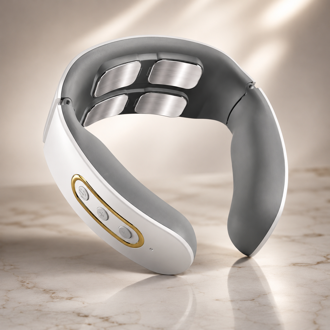 DailyEaseo elektrische nekmassager wit met gouden bediening op marmeren ondergrond